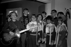 Sangkor med elever og en lærer fra Den Samiske Folkehøgskole