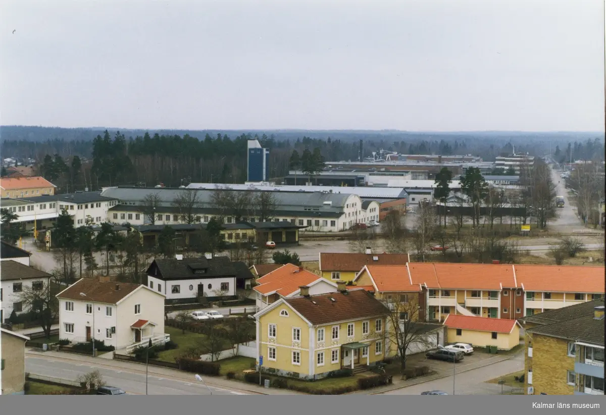Foto från Nybro. På bilden syns Grönvägen, och i bakgrunden Nybro cementguter och AB Sture Ljugdahl.