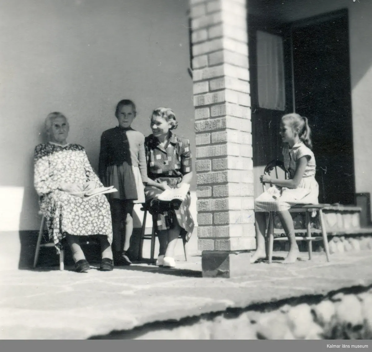Hilda Jonsson samt Lis-Marie, Britt-Sofie och Stina Hellberg på terrassen, 1954.