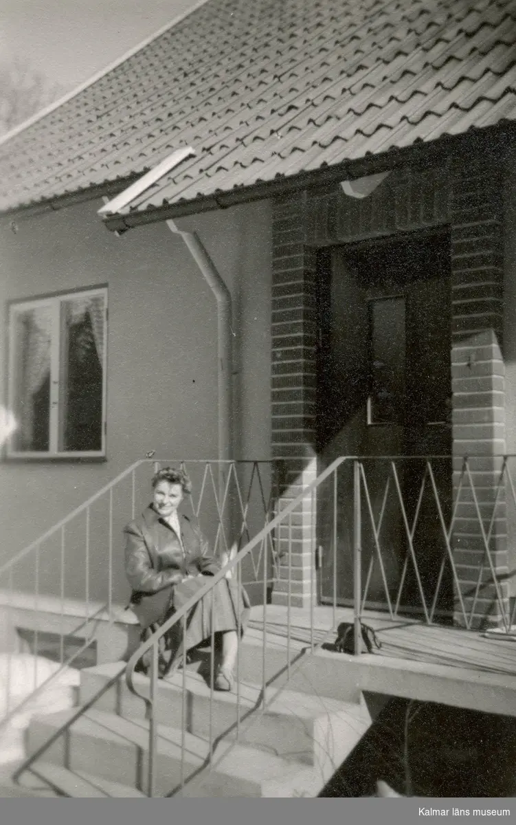 Britt Karlsson på trappan, 1957.