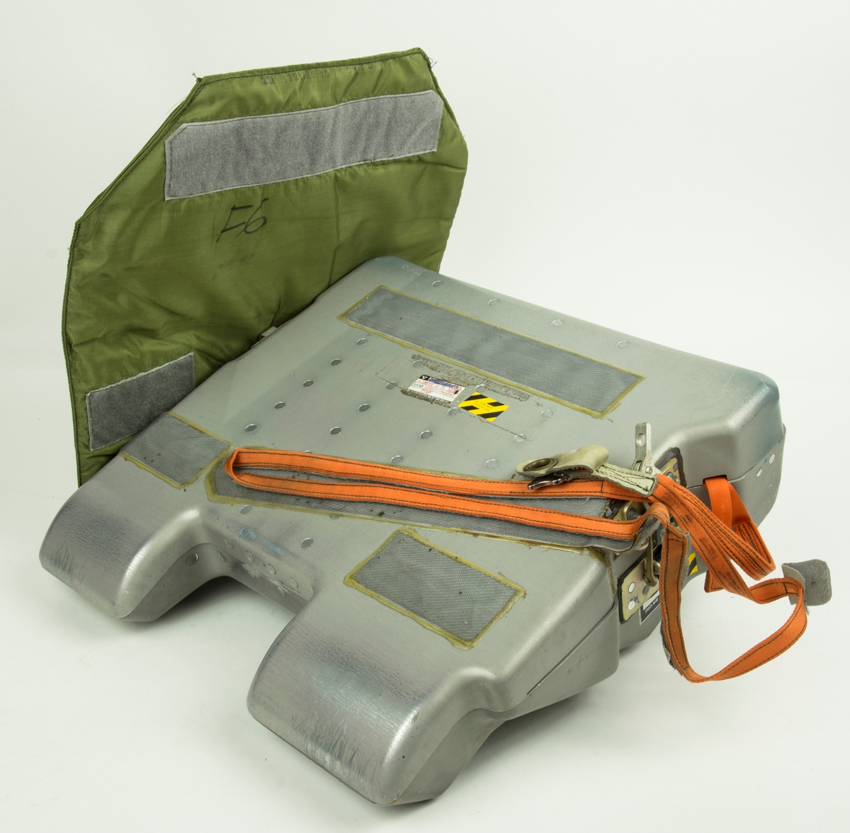 Packfodral för nödutrustningspacke 127, av metall, med grön dyna. Märkt "ej för bruk i flygplan".