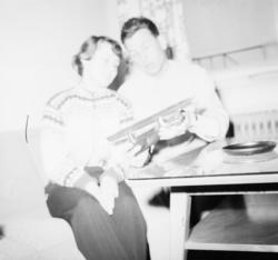 Vardens arkiv. "Henry?"  24.02.1954