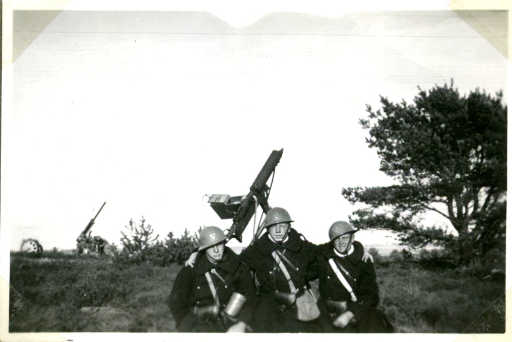 Luftvärnsövning (3 man i bild).