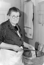 Fru Olsen på kjøkkenet