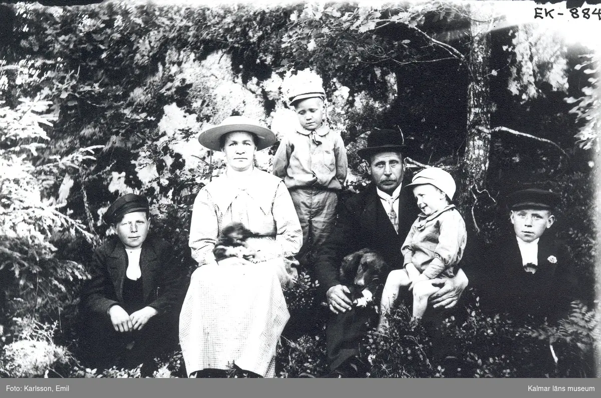 Familjen Gustaf Fr. Karlsson fotograferade i närheten av garveriet, Solstadström.