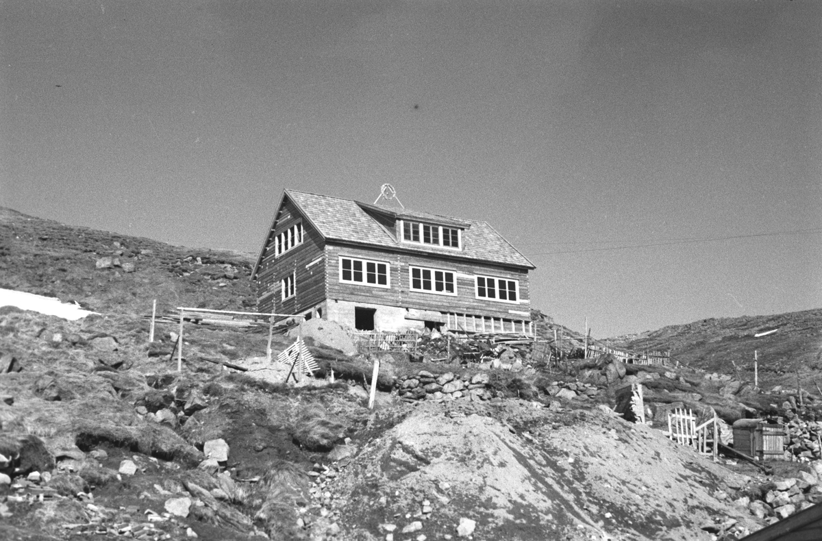 Gjenreisning. Hafto-huset i Honningsvåg. Huset ble bygget av brakka til den tyske generalen Rendulic. 1946/47.