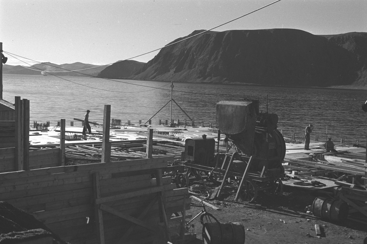 Gjenreisning. Oppføring av dampskipskaia i Honningsvåg. 1946/47.