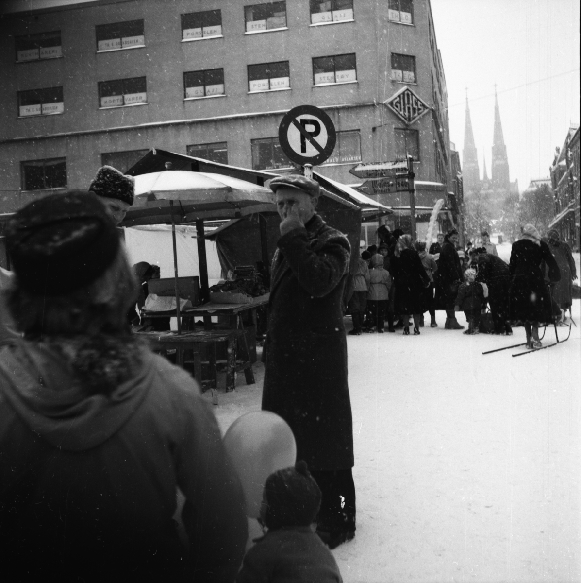 Vardens arkiv. "Marken åpnes"  23.02.1954