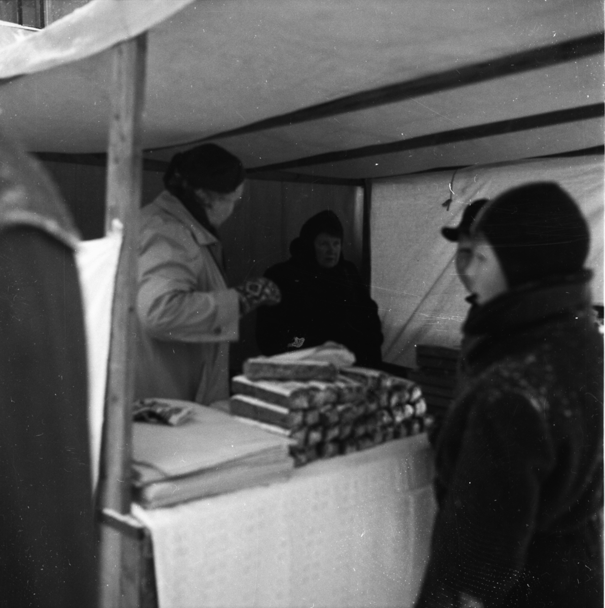 Vardens arkiv. "Marken åpnes"  23.02.1954