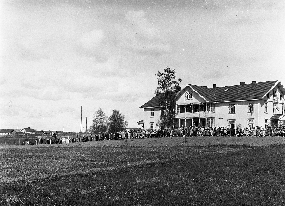 17.mai-opptog ca. 1930, Lena, Østre Toten. Samling ved Østre Toten Sykehus.