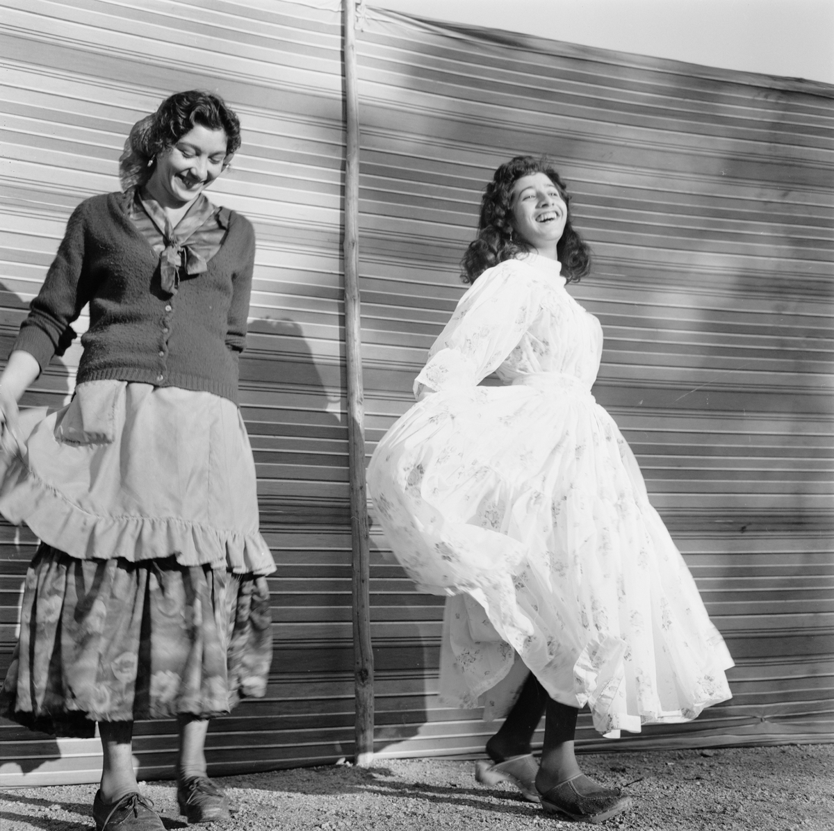 Två kvinnor dansar på höstmarknad i Tierp, Uppland