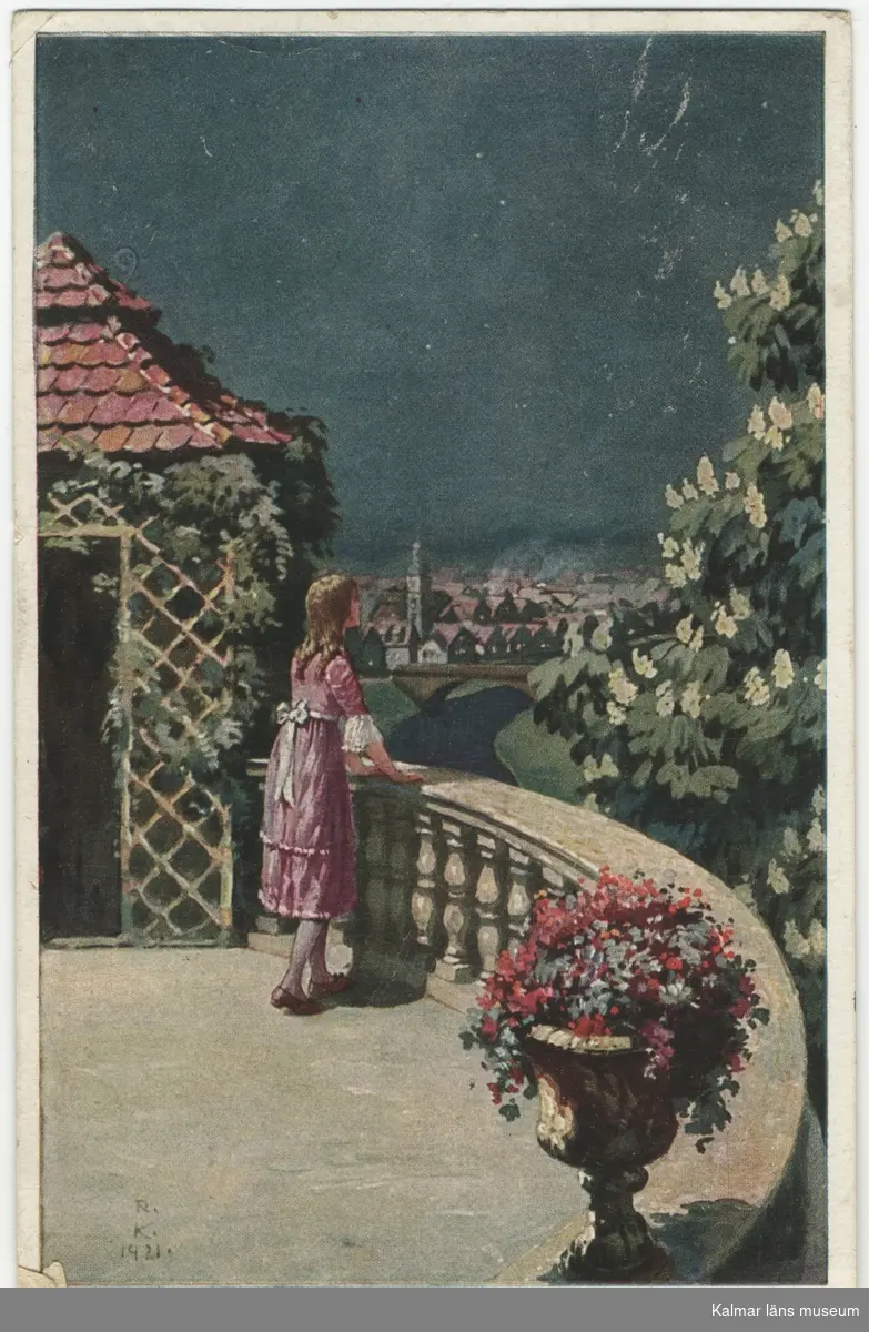 En flicka står på en takterrass och ser drömmande ut över staden. Till höger en vitblommande buske.