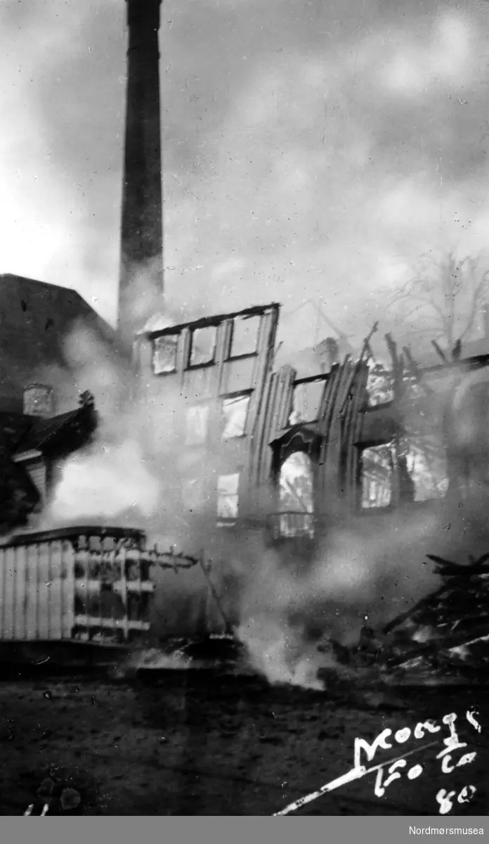 Her blir den prektige kjøpsmannsgården til konsul Knudtzon flammenes rov under bombingen av Kristiansund den 28. april 1940. Det er Meieripipa vi ser l bakgrunnen. kRAFTIG RETUSJERT. Fra Nordmøre museums fotosamlinger.
