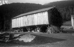 En gammel høy- og kornlåve med bølgeblikk tak på Nedre Gjeld