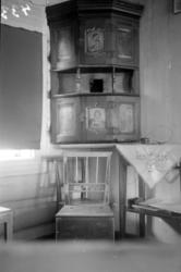 Et hjørneskap på Nedre Gjeldnes med en kistestol med empire-