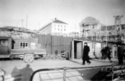 Foto av Brødrene Dalls kontorbrakke på Storkaia. I bakgrunne