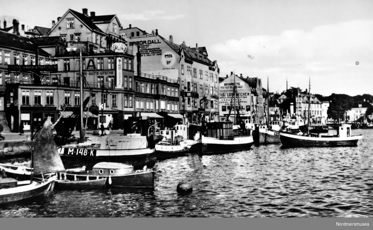 Prospektkort merket Kristiansund N.
Fra Vågekaia med motorfartøyer, husrekker, Johnsengården lengst til høyre i 1930-årene.
(Frå Nordmøre Museum si fotosamling)