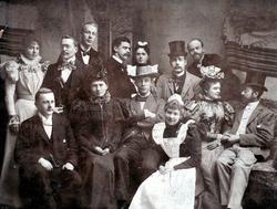 Teatergruppe i Kristiansund. (Fra Nordmøre Museum sin fotosa