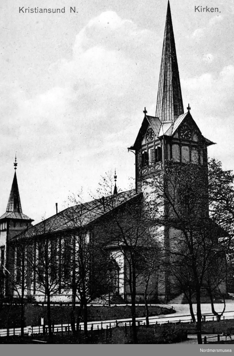 Postkort: "; Kristiansund N. Kirken"; Foto fra Kirken på Kirkelandet i Kristiansund. Datering er ikke kjent, men trolig omkring 1910 til 1920. Fra Nordmøre museums fotosamlinger. /Reg:EFR2013/
