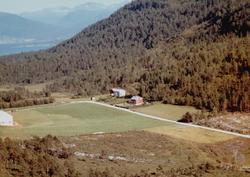 Flyfoto fra veien inn mot Vågbø i Tingvoll kommune. Ellers s