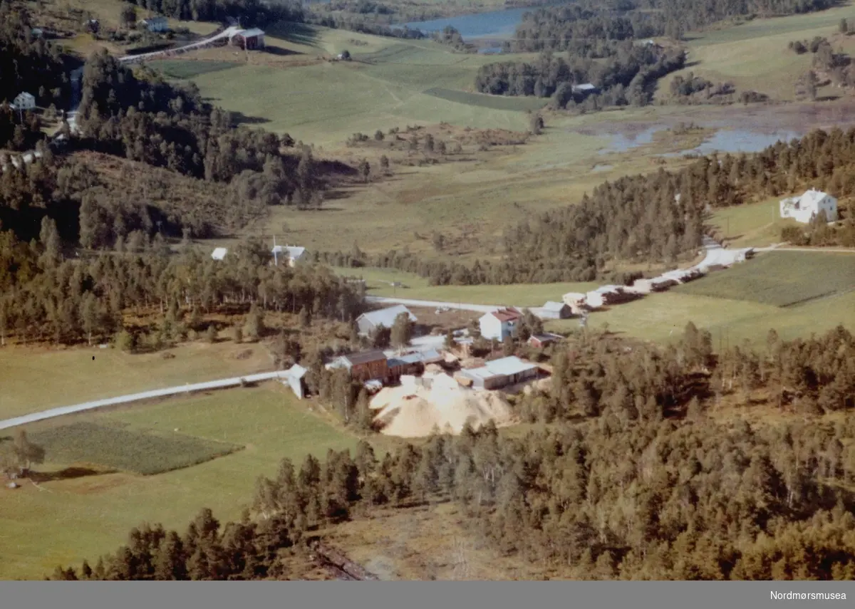 Flyfoto fra en Beiteråsen i Tingvoll kommune. På bildet ser vi Møre Tre sentralt på bildet i forgrunnen. Bildet er datert 30. juli 1963, og fotograf er Widerøe's Flyveselskap a/s. Fra Nordmøre Museums fotosamlinger.
