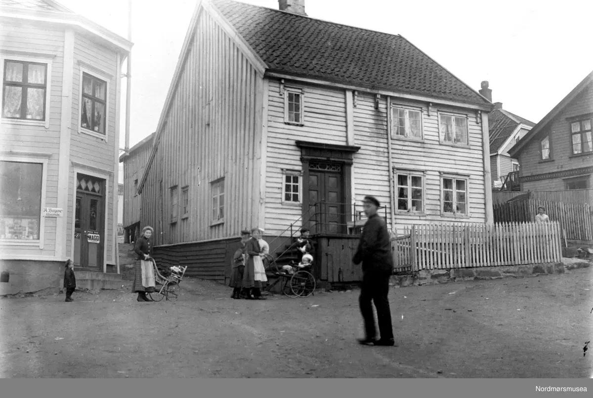 Heideg rden Et Lite To etasjes Bolighus Ved Allmenningen Nordlandet