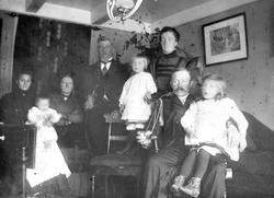 To familier (skipper Iver Strand med familie og bøkker Knut 