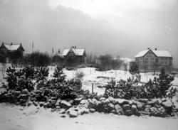 Hagbart Brinchmannsvei  i bakgrunnen foran husrekken. Helt i