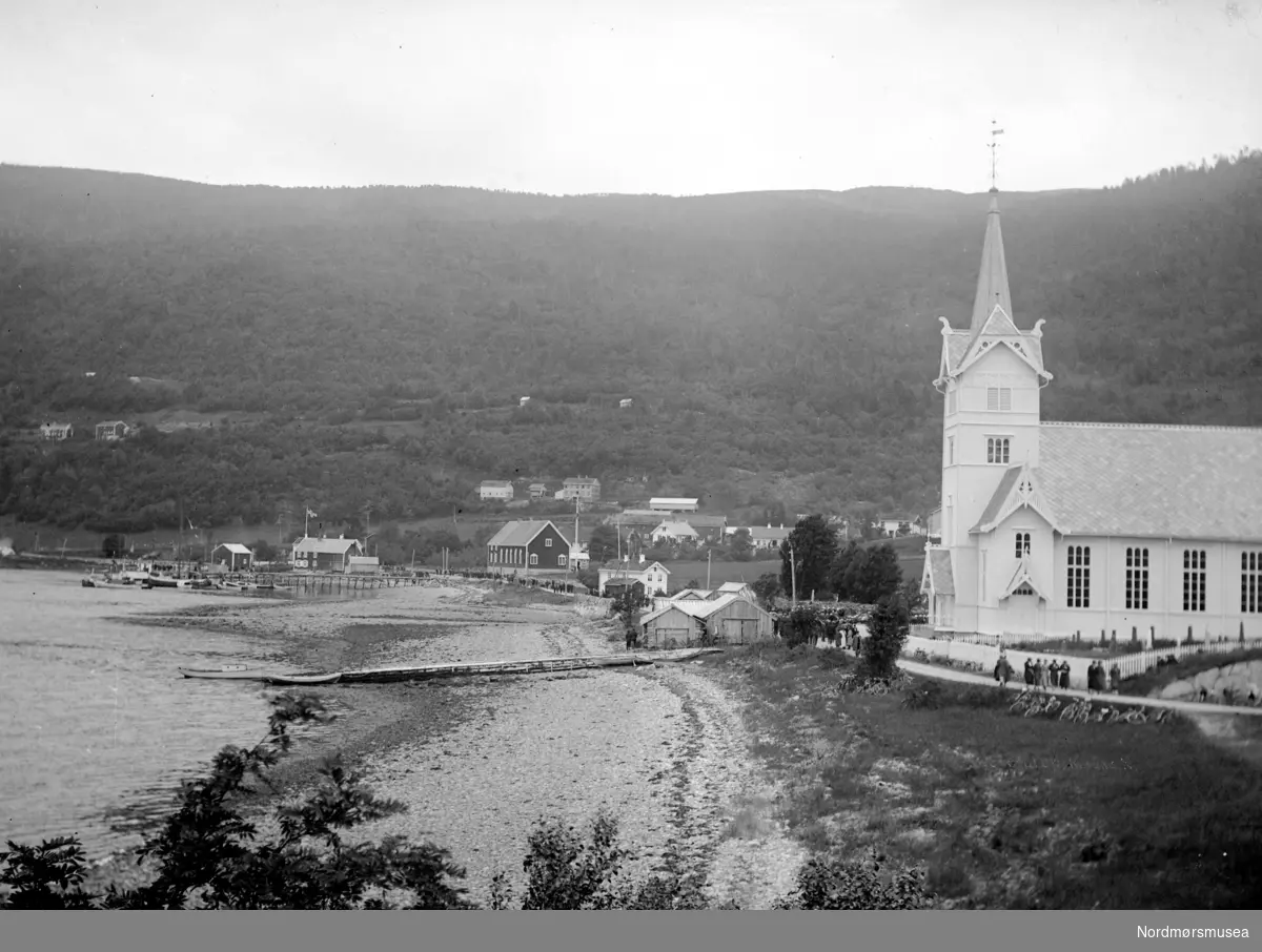 Nordmøres flotteste konsertkirke, Stangvik kirke i Stangvik, nå Surnadal kommune. Fra Nordmøre Museums fotosamlinger.