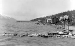 Ved sjøkanten i Eidsvåg.
Fra Nordmøre Museum si fotosamling
