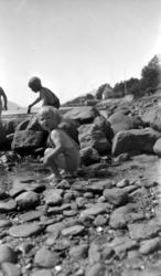 Portrett av tre barn ved strandkanten. Barnebarn av Margreth