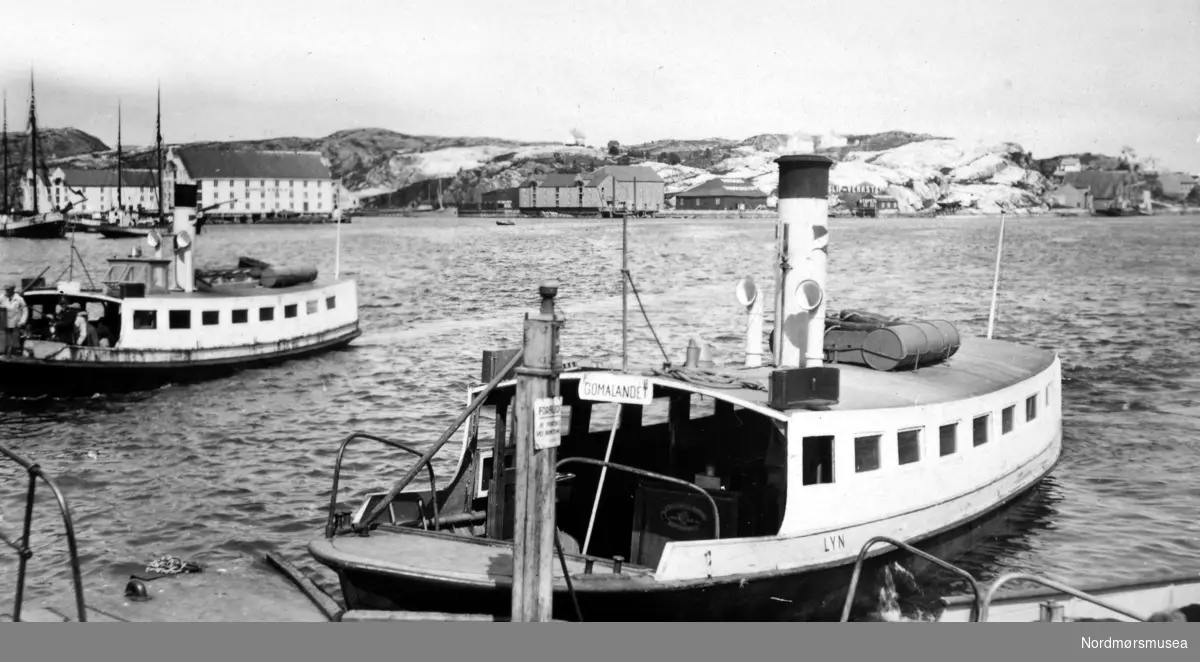 Bildet viser sundbåtene ”Lyn” nærmest og ”Fram” bakerst ved pieren på Kirkelandet i Kristiansund.
Sundbåten ”Lyn” ble bygget i 1912 ved A/S J. Storviks Mek. Verksted (SMV) på Dahle ved Kristiansund som bnr.4 til en pris av kr. 14.000,- (634.500). Den ble betydelig forsinket, og verkstedet måtte betale en dagmulkt deretter. Den er 42,1 fot (12,8 m) lang, 11,1 fot (3,4 m) bred og 5 fot og 6 tommer dybde, hadde en tonnasje på 14,8 bruttoregistertonn og var sertifisert for 66 passasjerer. Den hadde dampmaskin nr. 7 og røykrørskjel nr. 32 fra verkstedet.
Med kullfyring hadde den brenselsutgifter på 3,80 kr. pr. time pr. januar 1949.
Installeringen av motor var tenkt gjort i august/september 1947. To dieselmotorer fra GM ble kjøpt via Berner & Larsen i Oslo. ”Presto” fikk først installert motor, men sundbåtselskapet var svært misfornøyd med den, og med servicen fra firmaet.
Etter kort tid gikk motoren i stå, slik at ”Presto” også tok i bruk motor nummer to. Selskapet prøvde å gjøre en ettårsgaranti gjeldende.
Dampmaskinen i ”Lyn” ble sprengt i august 1949, og båten fikk da installert dieselmotor. Kjelen ble solgt til Frøya i 1949. I oktober 1951 ble det installert varme om bord, og i oktober 1952 ble det installert hydraulisk omstyringsanlegg.
I 1963 ble ”Lyn” anbefalt tatt ut av drift. Man valgte til tross for dette å reparere båten senere på året. I 1973 ble den reparert på ny, denne gang for kr. 36.000,-.
I brev av 26. oktober 1977 søkte Havnevesenet om å få overta ”Lyn” vederlagsfritt til arbeidsbåt. Man viste til at dette var rimelig i og med at Havnevesenet i alle år hadde utført vedlikehold og tilsyn vederlagsfritt (det er på det rene at Havnevesenet i årenes løp har utført et betydelig gratisarbeid for Sundbåtvesenet). Men i Formannskapets møte 4. april 1978 ble det vedtatt at ”Lyn” skulle søkes bevart. En egen komitè ble nedsatt. Havnefogd Loennechen advarte i brev til teknisk rådmann av 7. august 1978 mot bevaring. Den oppnevnte komitè gjorde det samme i notat av 6. februar 1979. 
Det endte med at man i sundbåtstyrets møte 30. oktober 1980 vedtok at ”Nordmøre forening for bevaring av eldre båter og fartøyer” (Nordmøre Kystlag) fikk overta båten med formål å bevare den. Dette mot at man påtok seg det fulle ansvaret for båtens vedlikehold og bevaring. Overtakelsen skjedde vederlagsfritt. Formannskapet gjorde samme vedtak 18. desember 1980.
”Lyn” ble satt på land i 1985. I desember 1992 ga Norsk Hydro kr. 200.000,- i gave til istandsetting av ”Lyn” i forbindelse med byjubileet.
”Lyn” ble satt på land i Vågen i Kristiansund og sto flere år og rustet uten at den ble tatt tak i. I 2016 ble den oppgitt og skrotet.
Sundbåten ”Fram” ble bygget i 1878 ved Trondheims Mekaniske Verksted og var 11,7 meter lang, 2,5 meter bred og hadde en tonnasje på 15,38 bruttotonn. Båten ble senere sertifisert for 45 passasjerer og ble satt i drift 17. juni 1878. Ved utbruddet av andre verdenskrig ble ”Fram” senket under bombingen 28. april til 1. mai 1940. Båten ble hevet 8. mai og satt på slipp ved Sterkoder Mek. Verksted, for så å bli reparert der i 1941. Båten opphørte i drift da formannskapet den 21. august 1958 vedtok å overdra ”Fram” vederlagsfritt til Havnevesenet som arbeidsbåt.
Kilde for båtene: Sven Erik Olsen og Tor Olsen. Sundbåten. Folk over havna - fra fergemenn til Angvik. Utgitt 2005. (Info: Peter Storvik). --
To av Kristiansunds sundbåter ved Piren. Den ene er Lyn. Fra venstre bakgrunn ser vi bryggene på Devoldholmen og Knudtzon-holmen. Deretter ser vi innløpet til Vågen, med Milnbrygga (før vaskehallene er bygd) og Israelsnesset med Israelsnesset mekaniske verksted. Til høyre ser vi Arnesens saltlager, tilflyttet 1900, seinere brukt av Redningsselskapet og Småbåtlaget. De salt-hvite bergene er klippfiskberg på Gomalandet. Fra Nordmøre Museum sin fotosamling.