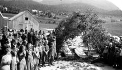 Dobbelt-begravelse med følge i Eidsvåg, Nesset kommune. Fra 