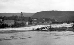 Foto fra tømmerfløting på et elvestryk. Usikkert hvor i Møre
