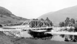Foto av ei bru fra Todalen I Aure kommune, med deler av bygd