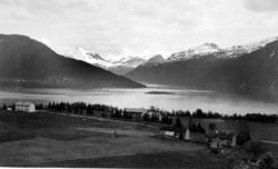 Parti fra Rød i Nesset kommune, hvor vi ser deler av bygden 