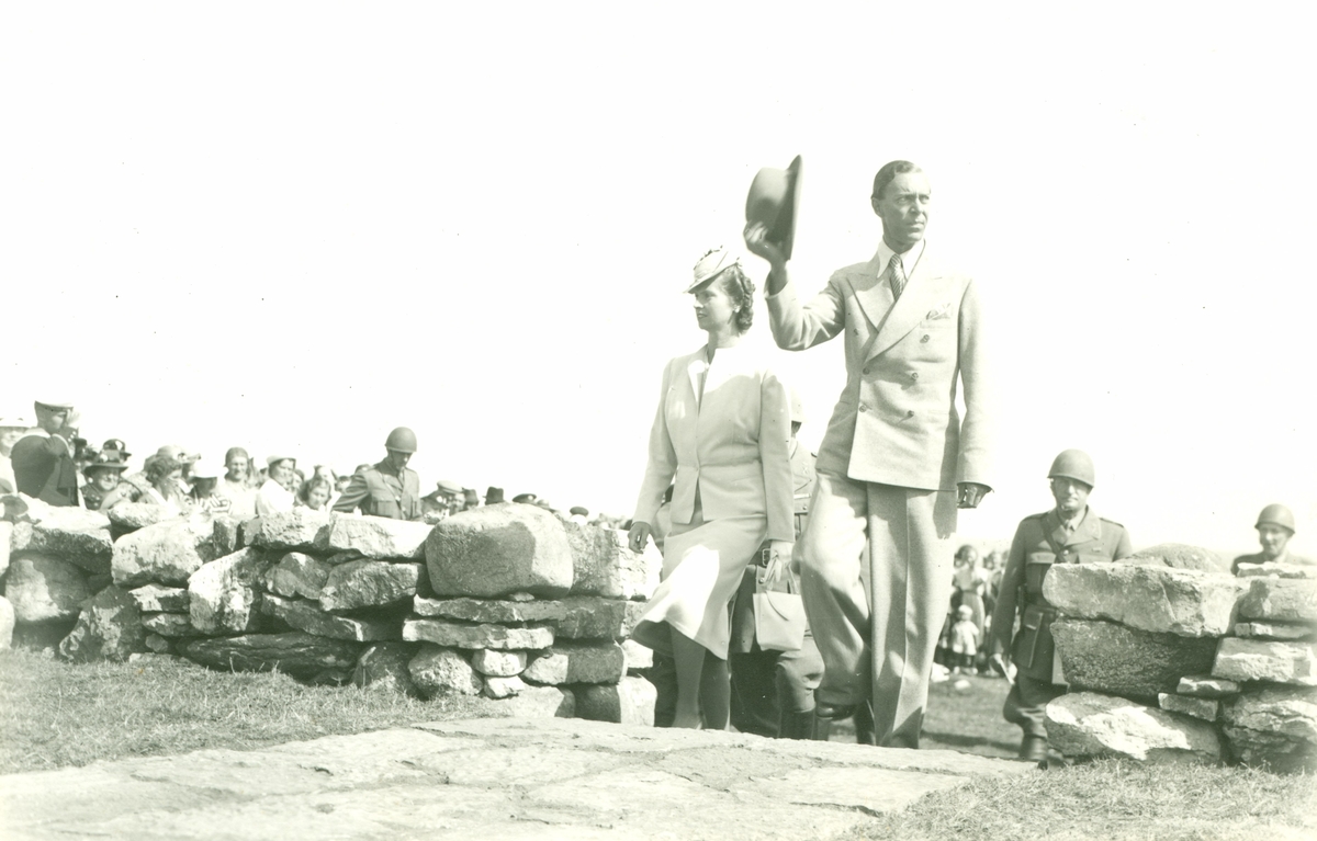 Prins Gustaf Adolf och Sibylla vid Össby.
Från ceremonin när stenen över de omkomna tyska flottisterna som gick på svenska minor 9 juli 1941 restes.