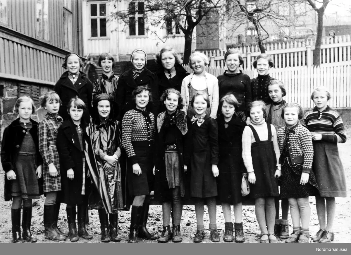 variant skole klasse jenter ca 14 år Fra Nordmøre Museum sin fotosamling