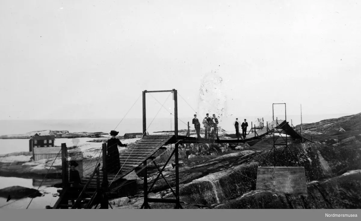 Bildet viser gangbroa mellom Goma og Meløya i Kristiansund. (Info: Peter Storvik) ca 1920.  Fra Nordmøre Museum sin fotosamling