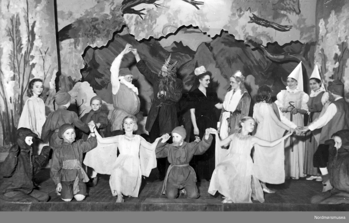 Julespill (med nisse), teater, barn, ca 1955. speidere? Fra Nordmøre Museum sin fotosamling.
