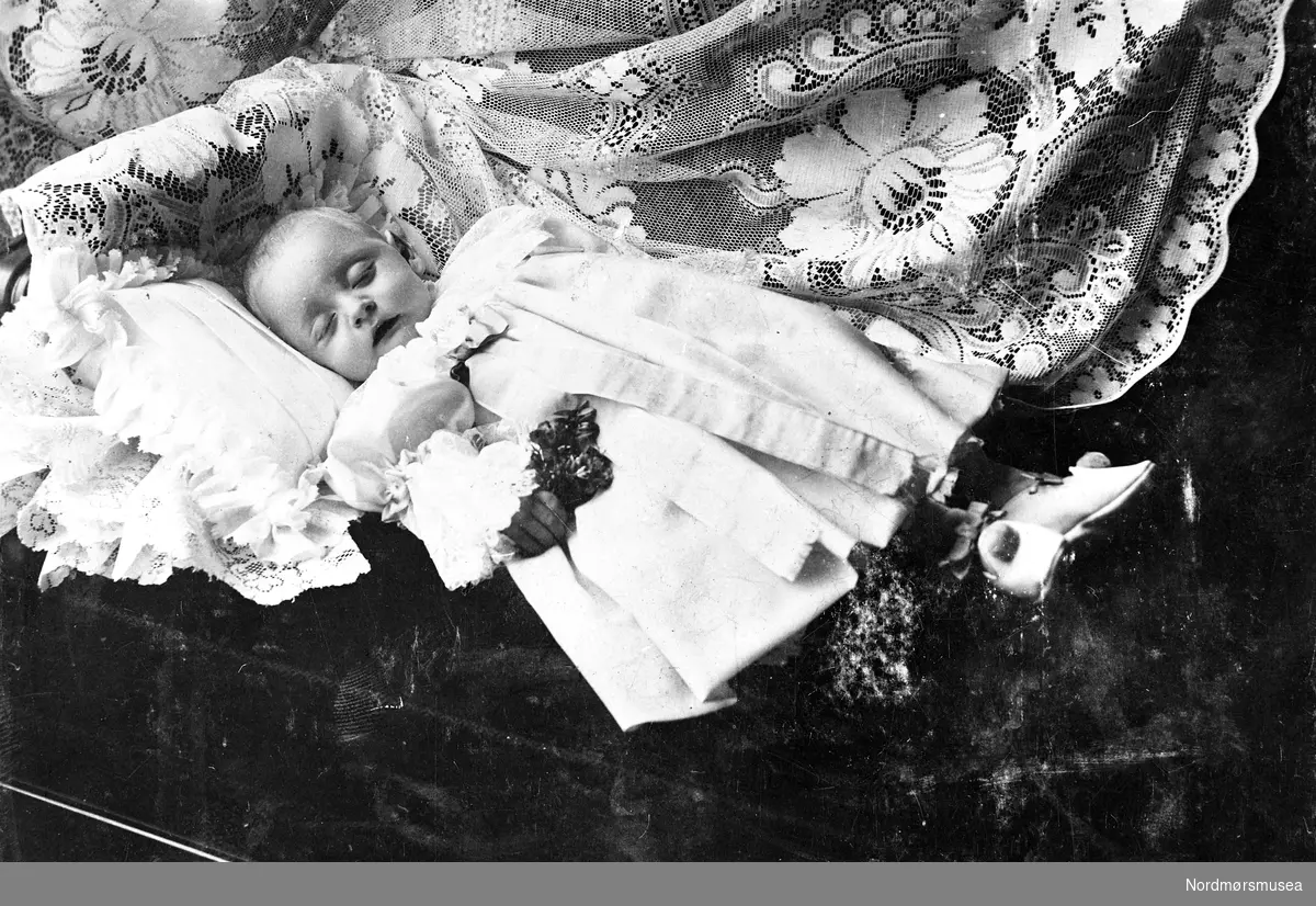 Dødt barn på likstrå. ca 1890. Vakkert pyntet. begravelse hjemmefra. 
 Fra Nordmøre Museum sin fotosamling.