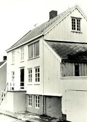 Foto av et eldre bolighus i Kristiansund, usikkert
 hvor. Fr