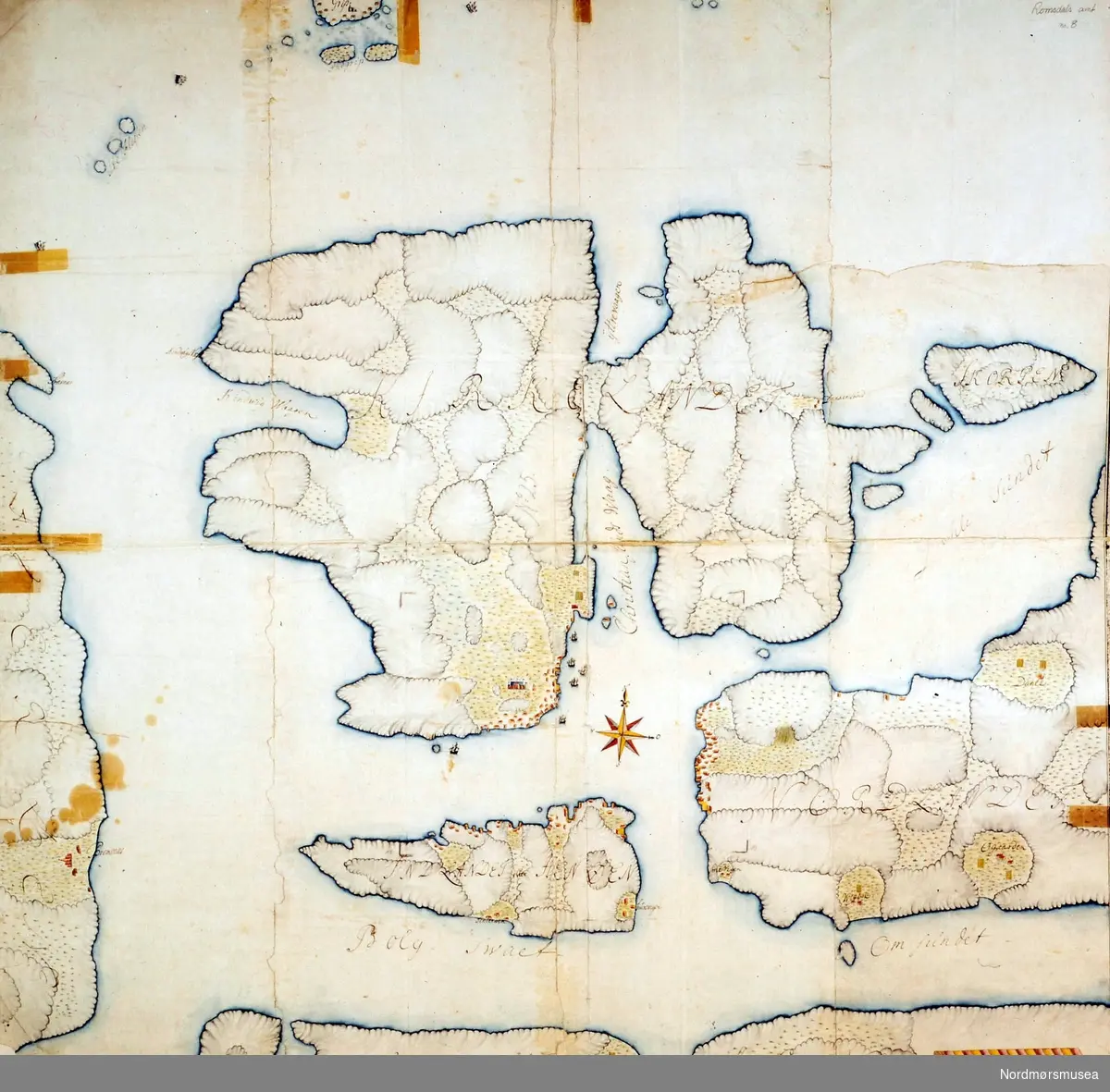 Et eldre kart over Kristiansund. Ukjent datering av kart og foto. Fotograf er heller ikke kjent. Fra Nordmøre Museums fotosamlinger. Reg: EFR

