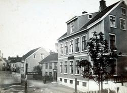 Gateparti fra Steinveien hvor vi ser en stor 2 etg. trebygni