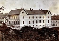 "Latinskolen". Foto fra Latinskolen i Skolegata/Langveien på