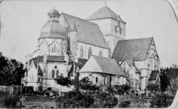 Foto av en kirke, ukjent hvor. neppe Norge. Datering er også