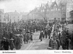 ";Torvet i Musiktiden";. Foto fra torget på Kirkelandet som 