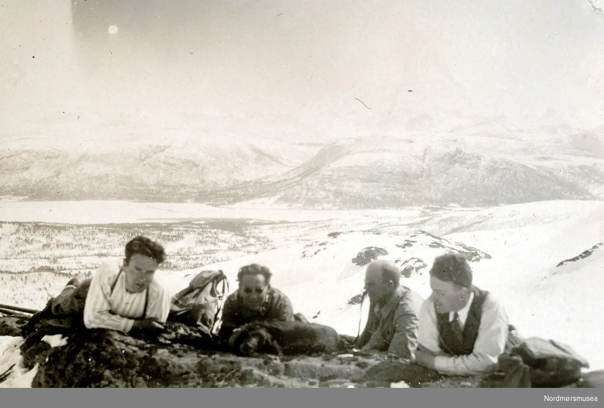 Fire menn som hviler ut etter en skitur. Bildet er hentet fra fotoalbumet til Heide og kommer i serien med reg. nr. KMb-2008-022. Fra Nordmøre museums fotosamlinger.



