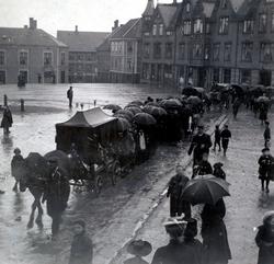 Foto fra et begravelsesfølge på torget på Kirkelandet i Kris