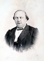 Foto av en ukjent ung mann, muligens fra Øwre eller Johnsens